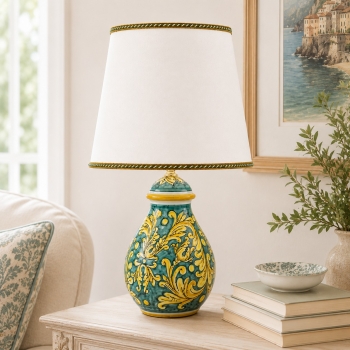 Lume in ceramica medio ornato.